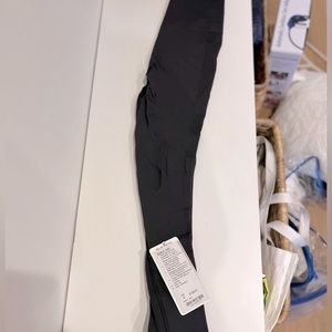 NWT Lululemon Zone in legging, Size 4. Retail $128